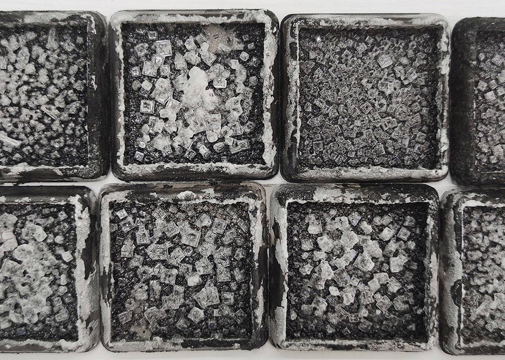 2020, Kristallisation von Meersalz mit Mineralien in Kunststoffkästen, je 9,5 cm x 9,5 cm